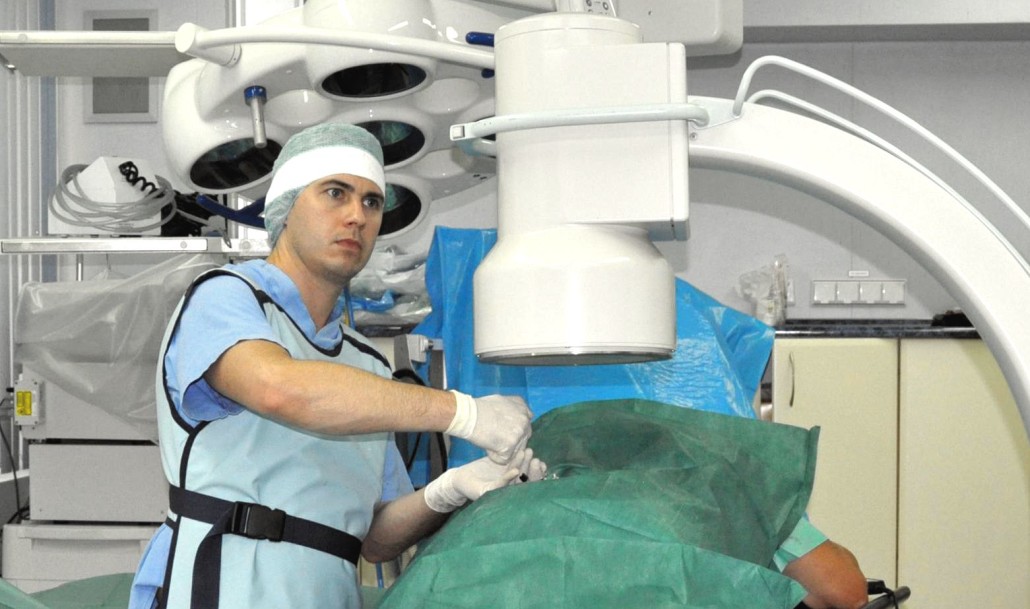dr Łukasz Terenowski podczas zabiegu wstrzykiwania blokady transforaidalnej