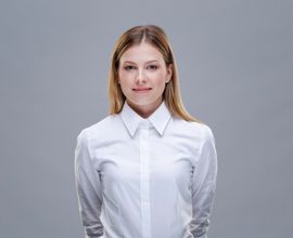 kobieta, fizjoterapeutka w białej koszuli