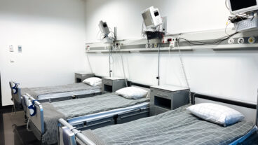 szpital piastów łóżka w sali dla pacjentów